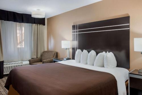 达尔哈特努尔撒尼克尔贝斯特韦斯特酒店的酒店客房配有一张带白色枕头的大床
