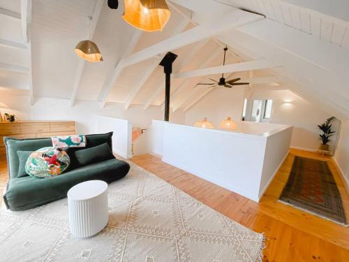 邓斯伯勒Mika · Cabin with fireplace, walk to the beach的客厅设有绿色沙发和天花板
