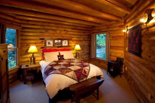 阿尔卑斯一田一墅套房酒店客房内的一张或多张床位