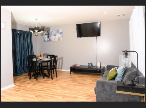 欧文顿GREAT 2 bedroom Condo,FREE parking,easy commute.的客厅配有沙发和桌子