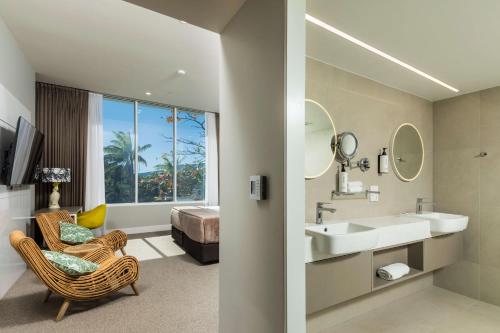 凯恩斯凯恩斯太平洋大酒店的一间带水槽和镜子的浴室