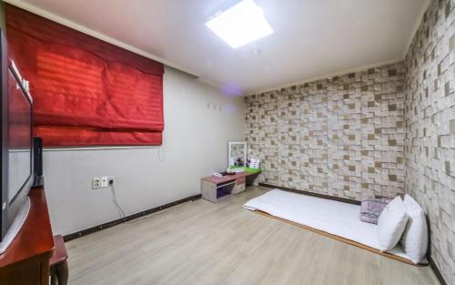 釜山J Motel Gwangalli Busan的一间设有床铺和大红窗帘的房间