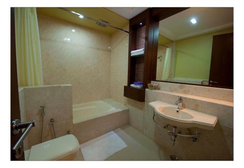 焦特布尔拉瑞亚度假酒店的浴室配有盥洗盆和浴缸。