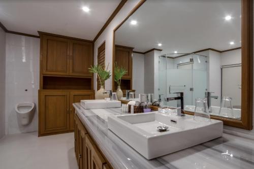 Istorya Forest Garden Resort的一间带两个盥洗盆和卫生间的浴室