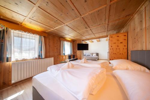 索尔登Landhaus Valtelas的一间设有三张床和电视的房间