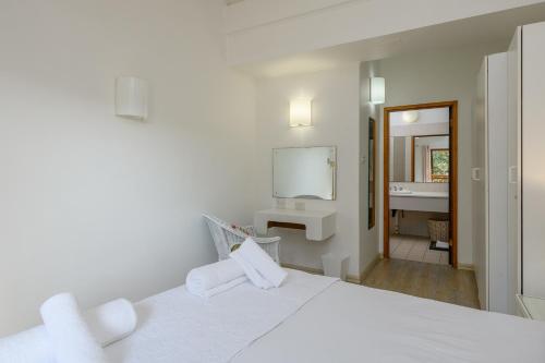 绍斯布鲁姆San Lameer Villa 2610 - 4 Bedroom Classic - 8 pax - San Lameer Rental Agency的一间白色卧室,配有床和一间浴室