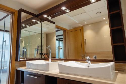 迪拜Dulive的一间带两个盥洗盆和大镜子的浴室