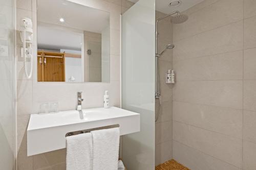 帕尔马诺瓦Palmanova Beach Apartments by TRH的白色的浴室设有水槽和淋浴。