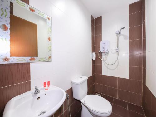 莎阿南Super OYO Capital O 812 Hotel SMC Seksyen 13的一间带卫生间、水槽和镜子的浴室