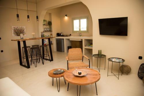 卡马利Olive Villa的客厅配有桌椅和电视。