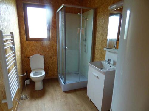 Bouillé-CourdaultLe Carbet Vendéen的带淋浴、卫生间和盥洗盆的浴室