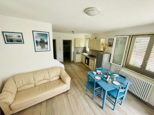 莱乌卡Estatesalento的客厅配有沙发和桌子