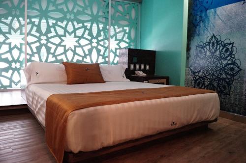 墨西哥城阿玛拉酒店的一间卧室设有一张大床和墙壁