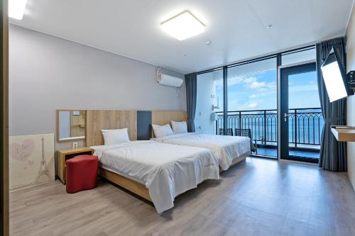 丽水市Gold Beach Resort的酒店客房设有两张床和一个阳台。
