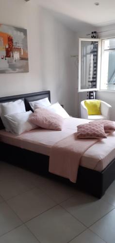 Canetmas saint genieis的卧室配有一张大床,配有粉色床单和枕头