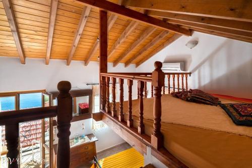 哈尔基岛Villa Lola的一间卧室设有一张带木制天花板的大床
