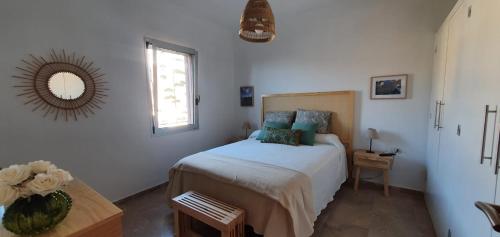 戈梅拉岛圣塞瓦斯蒂安Casa Doris的卧室配有一张床,墙上设有镜子