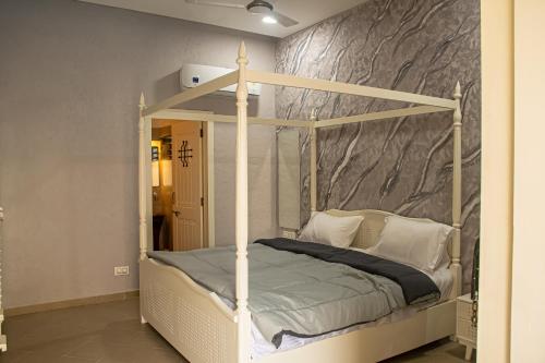 MundraThe Village Resort Mundra的卧室配有带白色枕头的天蓬床