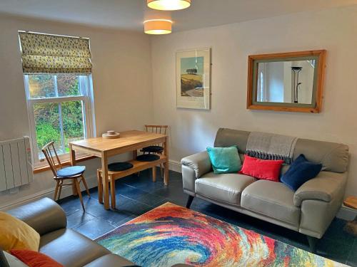 梅瓦吉西Finest Retreats - Backlet Cottage - Mevagissey Cottage Sleeps 4的客厅配有沙发和桌子