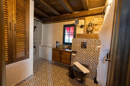 普罗夫迪夫NOMAD STUDIOS, Kapana的客房内设有带水槽和卫生间的浴室