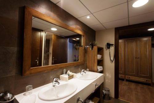 巴奎伊拉-贝莱特布兰克图克酒店的一间带两个盥洗盆和大镜子的浴室