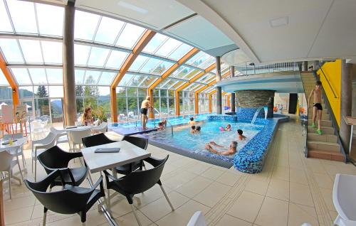 大卡尔洛维采Spa hotel Lanterna的一座游泳池,里面设有窗户