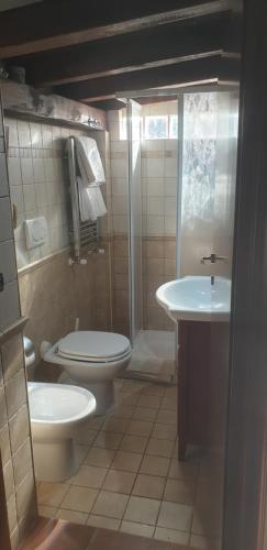 菲乌米奇诺Suite Felix的一间带卫生间和水槽的浴室