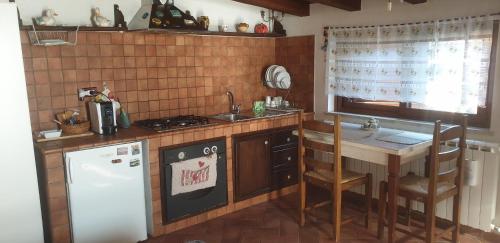 菲乌米奇诺Suite Felix的厨房配有白色冰箱和桌子