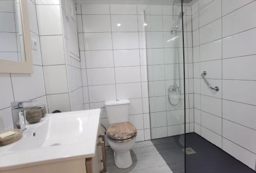 霍斯皮塔勒·德尔英福My2ndHome的浴室配有卫生间、盥洗盆和淋浴。