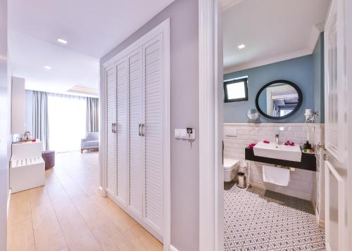 卡斯Lale Hotel的白色的浴室设有水槽和镜子