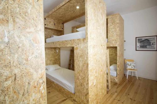 埃武拉Patinha Inn的石墙客房内的两张双层床