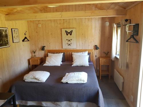 格兰纳Södra Kärr 4的一间卧室配有一张带两个枕头的床