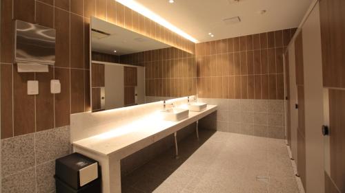 庆州141迷你酒店的一间带两个盥洗盆和大镜子的浴室