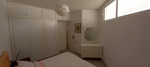 格拉纳迪利亚德亚沃纳APARTAMENTO EN EL MEDANO - ESTRELLA DEL MAR的白色卧室设有水槽和镜子