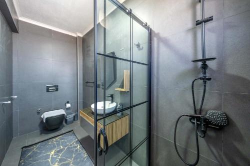 费特希耶Villa Ada的一间带玻璃淋浴和水槽的浴室