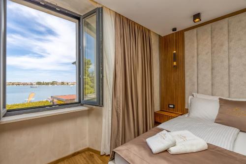 乌马格San Valentino Palace的一间卧室设有一张床和一个大窗户