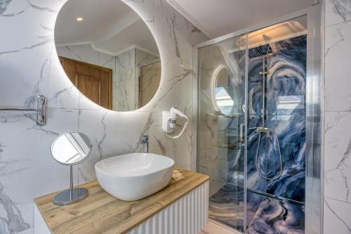 乌马格San Valentino Palace的一间带水槽和镜子的浴室