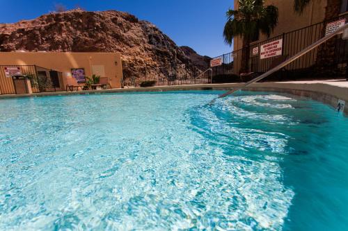 博尔德城胡佛水坝旅馆的一座山地游泳池