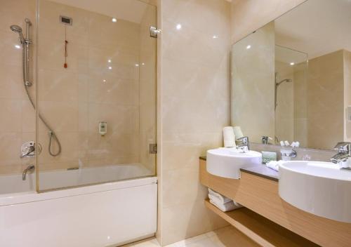 拉齐塞TH Lazise - Hotel Parchi Del Garda的带浴缸、水槽和淋浴的浴室