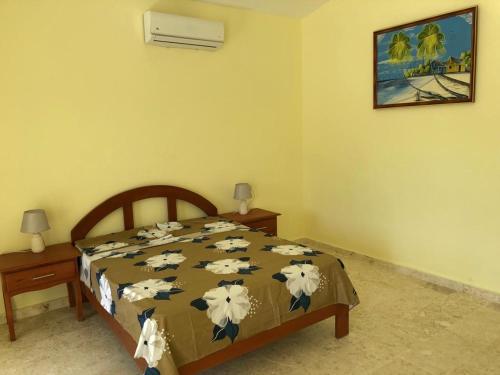 蓬塔露奇亚Punta Rucia Cristal Beach的一间卧室配有一张床,床上有奶牛的床单