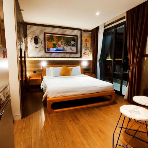 绥和市Beach apartment apec Phú Yên的一间卧室,卧室内配有一张大床