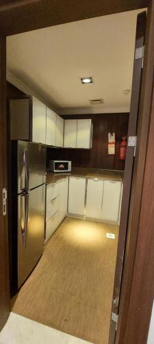 塞拉莱EMAN HOUSE的小厨房配有冰箱和白色橱柜。