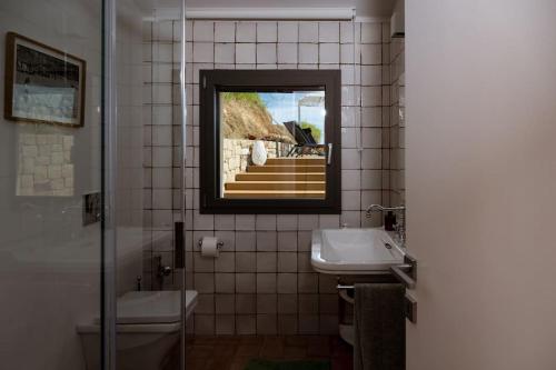 切法卢Villa Magliolo的一间带水槽、卫生间和镜子的浴室