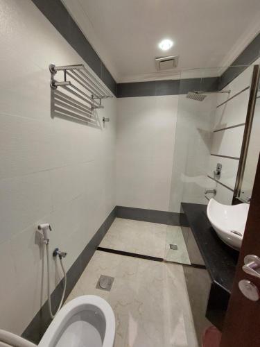 塞拉莱EMAN HOUSE的一间带卫生间和水槽的浴室
