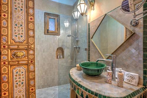 马拉喀什Riad Dar Fanny的一间带水槽和淋浴的浴室