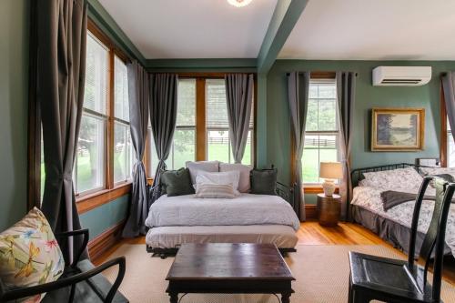 温泉城Hillcrest的一间卧室设有绿色的墙壁、一张床和一张桌子