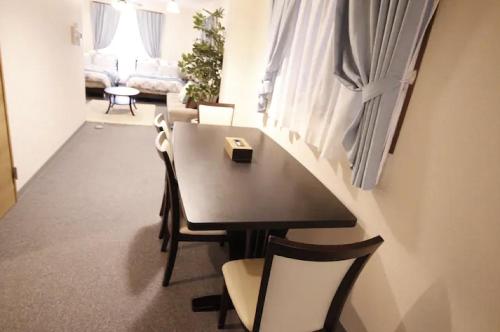 东京Central Field 4F的客厅配有餐桌和椅子