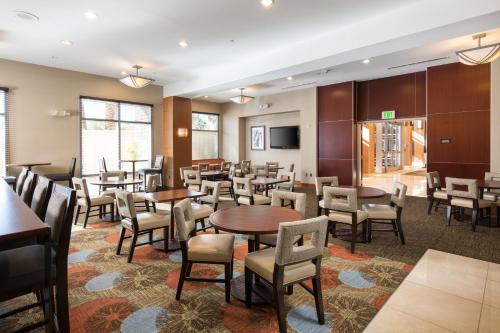 拉斯维加斯Staybridge Suites Las Vegas - Stadium District的一间带桌椅和电视的餐厅