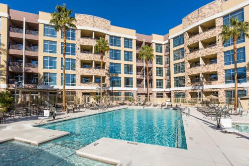 拉斯维加斯Staybridge Suites Las Vegas - Stadium District的建筑物前游泳池的图像