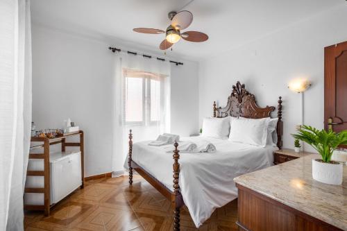 纳扎雷Carepa SUITES的一间卧室配有一张床和吊扇